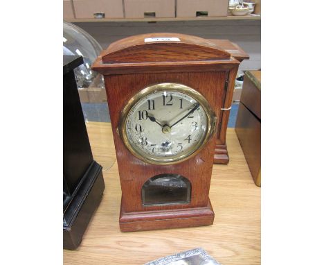 Early 20th century oak cased mantel clock H30cm