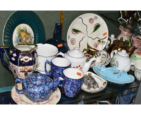 A GROUP OF WADE AND OTHER CERAMICS, approximately forty pieces to include a small Wade trinket box tortoise, a Real Mackenzie