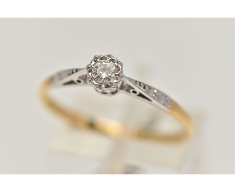 A YELLOW METAL SINGLE STONE DIAMOND RING, illusion set round brilliant cut diamond, estimated diamond weight 0.15cts, in a wh