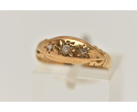 AN EARLY 20TH CENTURY 18CT GOLD DIAMOND RING, designed with three star set diamonds, scroll shoulders leading onto a polished