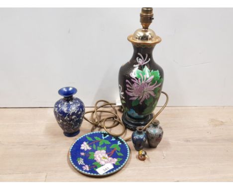 6 JAPANESE CLOISONNE ITEMS INCLUDES 3 VASES, DECORATIVE PLATE, THIMBLE AND A FANTASTIC TABLE LAMP