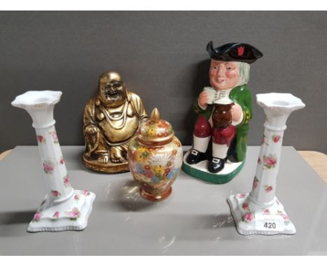 A STAFFORDSHIRE TOBY JUG (AF), A PAIR OF CERAMIC CANDLESTICKS WITH ROSE DECORATION, A JAPANESE SATSUMA VASE, AND A GOLD COLOU