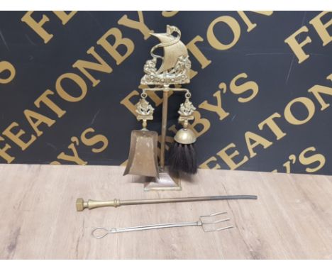 VINTAGE SOLID BRASS GALLEON HEARTH TIDY WITH BRASS POKER AND WIRE TOASTING FORK