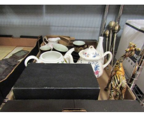 A mixed lot including Denby "Arabesque", Royal Albert "Victoriana Rose" milk jug and sugar bowl, a Wedgwood "Potpourri" teapo