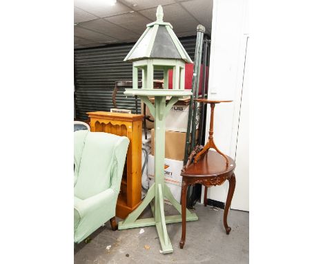 A MODERN WOODEN PAINTED GREEN BIRDHOUSE/FEEDER, ACORN FINIAL OVER HEXAGONAL HOUSE 