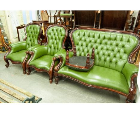 A REPRODUCTION LOUNGE SUITE COMPRISING; A PAIR OF SPOON BACK ARMCHAIRS WITH GREEN HIDE UPHOLSTERY, BUTTON BACK, SCROLL DETAIL