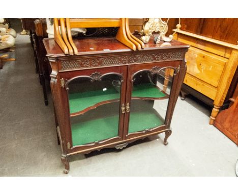 AN EDWARDIAN MAHOGANY DISPLAY CABINET, HAVING TWO GLAZED DOORS ENCLOSING SHAPED SHELF, ALL RAISED ON CABRIOLE SUPPORTS 