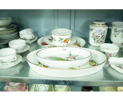 FIVE PIECES OF ROYAL WORCESTER TO INCLUDE; TWO EVESHAM OVEN TO TABLE ITEMS (5) 