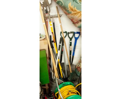 A COLLECTION OF GARDEN TOOLS TO INCLUDE RAKES, FORKS, SPADES ETC... 