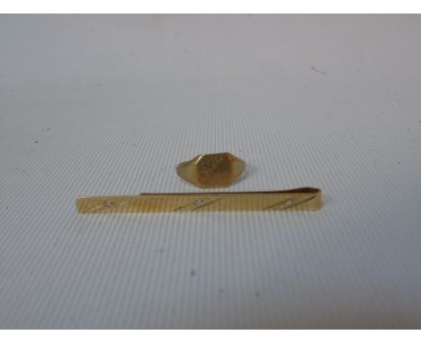 9ct gold tie clip and signet ring approx. 4.3gms