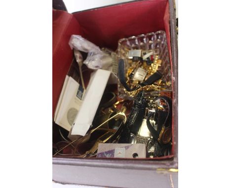 A collection of miscellaneous costume jewellery, to include a Limoges painted porcelain brooch, sterling silver backed brooch