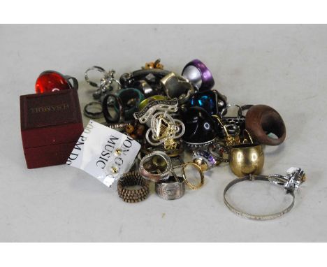 A small collection of miscellaneous items, to include child's white metal bangle, various white metal and other fashion rings