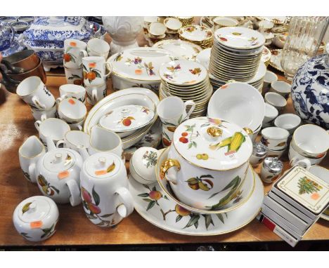 An extensive Royal Worcester Evesham pattern porcelain tea, coffee and dinner service 