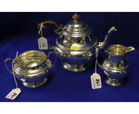 George V silver three piece tea set comprising: teapot; cream jug and twin handled sucrier, Birmingham, 1931.  31 Troy ozs ap