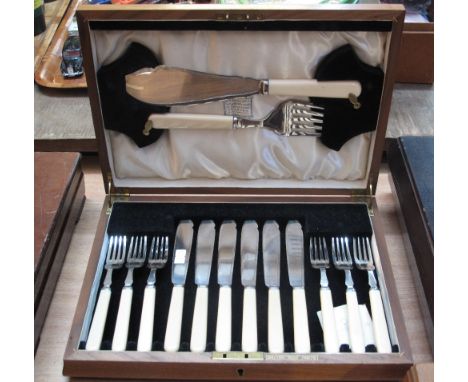 Mahogany cased fish knife and fork set.