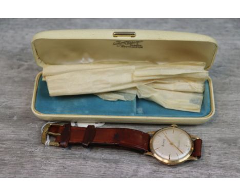 Vintage boxed 9ct Gold Gents Accurist Wristwatch with sweep seconds hand, approx 31mm diameter, not counting the winding crow