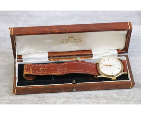Gents boxed Smiths De Luxe Hallmarked 9ct Gold Wristwatch with red tipped sweep seconds hand, movement marked "17 jewels Made