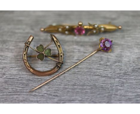 Victorian hardstone 9ct gold horseshoe clover leaf brooch, an Edwardian seed pearl 9ct gold bar brooch (af) and an amethyst y