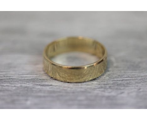 9ct yellow gold wedding band, faceted sides, band width approximately 5.5mm, ring size S½