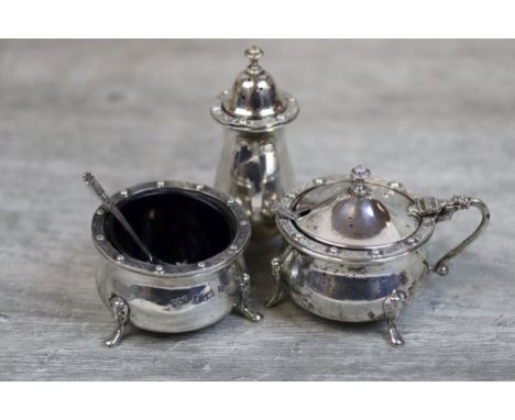 Three piece silver cruet, comprising open salt cellar, mustard pot and pepperette, complete with two salt spoons, each raised