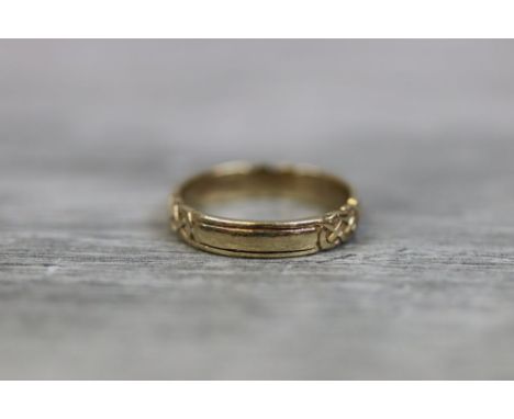 9ct yellow gold wedding band, with intersecting Celtic knot design in relief, band width approximately 4mm, ring size N½