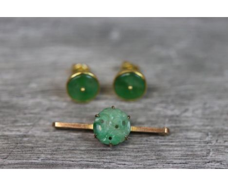 Jade 9ct yellow gold bar brooch, carved jade circular panel, diameter approximately 10mm, claw settings, length of brooch app