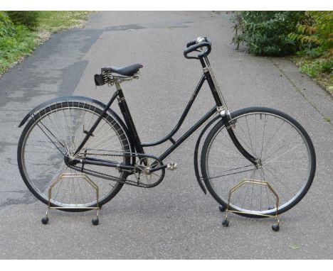 A circa 1907 Rudge Whitworth Bicycle.  A 21-inch lady's loop frame with a black enamel finish, gilt box lining. A very origin