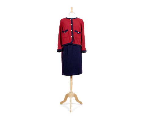 Chanel : Tailleur Jupe  Rouge Et Bleu MarineAnnées 1990Veste rouge avec bordure bleue et boutons CC dorés, jupe bleue avec bo