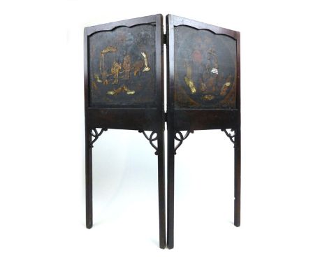 An 18th century mahogany fire screen with Chinoiserie panels and pierced brackets. h. 77 cm, w. 66 cm CONDITION REPORT: Piece