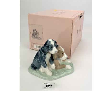 Nao boxed figure - 2 dogs ‘Dos Cacheros’ no. 01046