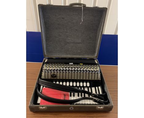 Hohner piano accordion in hard case with instructions