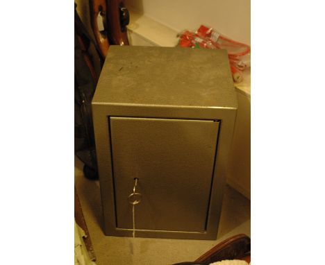 Ammunition safe, 1 key.  Height 39 cm, width 27 cm, depth 24 cm. 