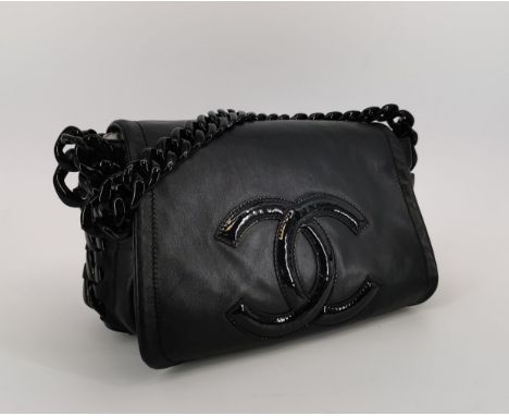 CHANEL VINTAGE HANDTASCHE "Chain Flap", schwarzes Lammleder mit abgenähtem Chanel Logo aus Lackleder "CC gespiegelt in Ligatu