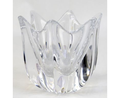 Kleine Glasschale, Orrefors, Schweden, Entwurf von Lars Hellsten, mit Ätzsignatur, 6-kantige Blütenform, H. 10 cm, Dm. 11,5 c
