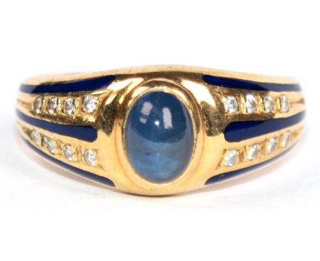 Fabergé-Ring, 750er GG, mit kornblumenblauem, ovalem Saphir-Cabochon, beidseitig flankiert von je 8 Brillanten und blauen Ema