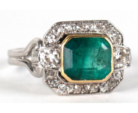 Ring, 585er WG, 1940er Jahre, besetzt mit 1 Smaragd von ca. 1,9 ct., achteckig mit Facettenschliff, Gebrauchspuren, umrandet 