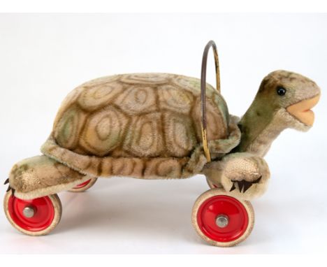 Steiff-Schildkröte, roll- und reitbar, um 1956, mit Knopf, gemusterter Mohairplüsch, offenes Maul, auf Metallgestell montiert