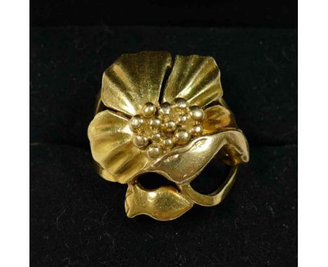 An 18 carat gold dress ring, cast in the form of a naturalistic flower head, London 1972, maker's mark 'GRG', finger size Q, 