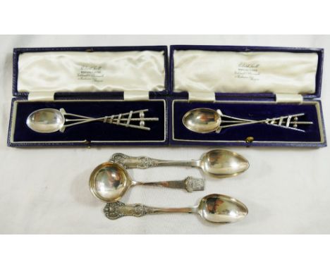 A collection of five Scottish silver spoons, comprised of a pair of Victorian queens pattern teaspoons, Glasgow 1851, maker's