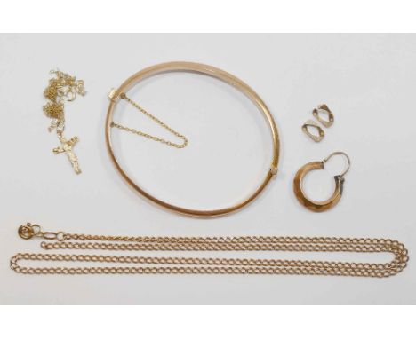 A quantity of 9 carat gold, including a hollow gold bangle, combined weight 13.6g CONDITION REPORT: Please note - Description