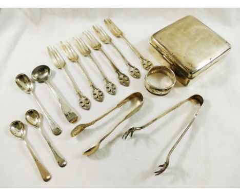 A small quantity of silver comprised of a George III silver fiddle pattern mustard spoon, London 1818, three other silver mus