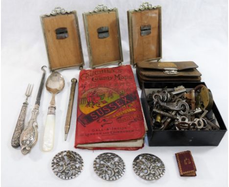 A quantity of miscellaneous items including three silver plated easel back small picture frames, a collection of antique keys