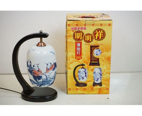 Chinese 'Ming Ming Xiang' table lamp, the blue &amp; white hanging glass shade decorated with figures and character mark insc