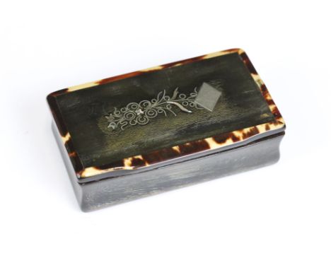 An antique horn and faux tortoiseshell snuff box with silver plique decoration, measures approx 7cm x 4cm x 2cm. 