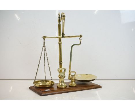 'Bartlett of Bristol' Victorian brass shop counter balance scales, with two Avery bell weights (2lb &amp; 4lb). Scales measur