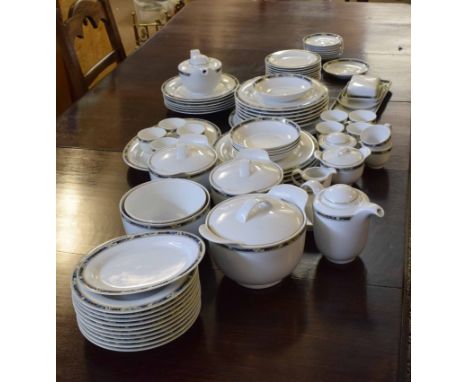Extensive dinner service and tea wares produced by the Hutschenreuther factory in the Livorno pattern, retailed by Leonard of