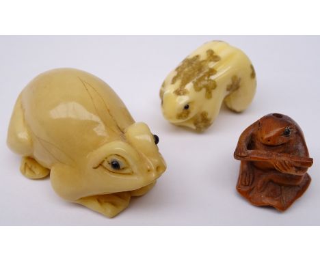 Japanese Meiji carved ivory Netsuke of a Frog with his arms &amp; legs crossed, signed, boxwood Frog carved Ojime and another