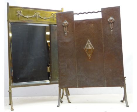 Arts &amp; Crafts hammered copper fire screen on splayed feet, H71cm and an Edwardian brass fire screen with bevel mirror and