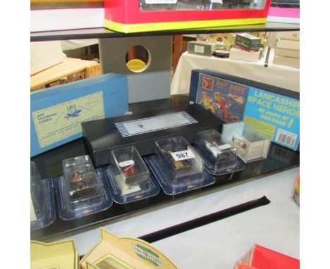12 boxed Lima goods wagons.