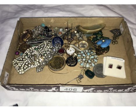 A quantity of vintage brooches, lockets &amp; art deco etc.